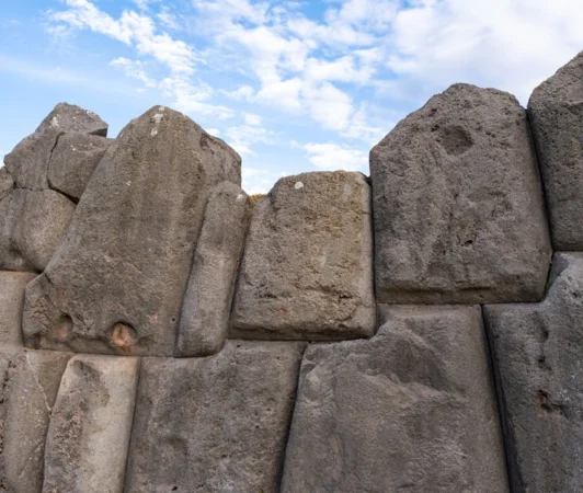 Explore the impressive architecture of the Inca stone wall in Cusco, Peru, showcasing ancient engineering.