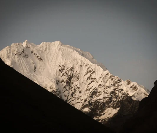 Stunning view of snow-capped Andean mountain in Cuzco, Perú, captured at dawn.